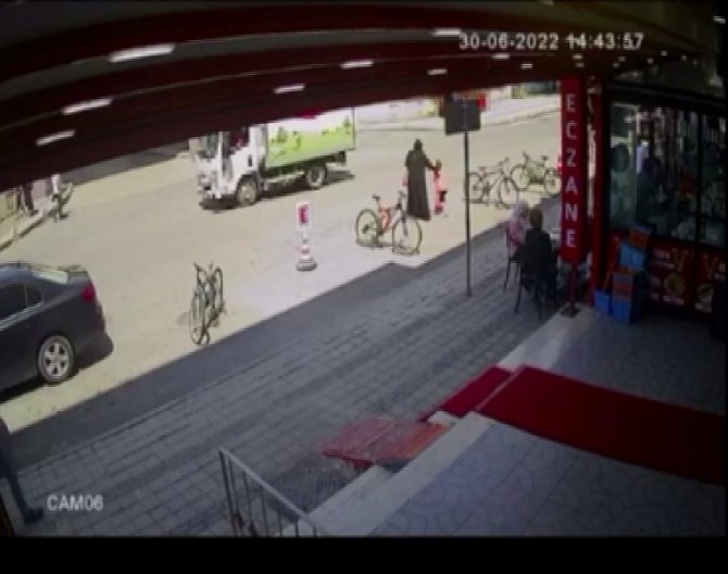 Sancaktepe’de İ̇ett Otobüsü, Karşıdan Karşıya Geçen Kadın Ve Küçük Kıza Çarptı. O Anlar Güvenlik Kamerasına Yansıdı