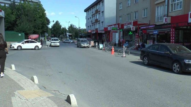 Sancaktepe’de İ̇ett Otobüsü, Karşıdan Karşıya Geçen Kadın Ve Küçük Kıza Çarptı. O Anlar Güvenlik Kamerasına Yansıdı