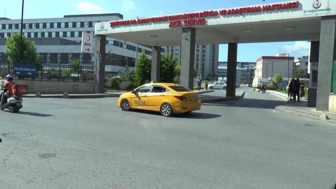 Sancaktepe’de İ̇ett Otobüsü, Karşıdan Karşıya Geçen Kadın Ve Küçük Kıza Çarptı. O Anlar Güvenlik Kamerasına Yansıdı