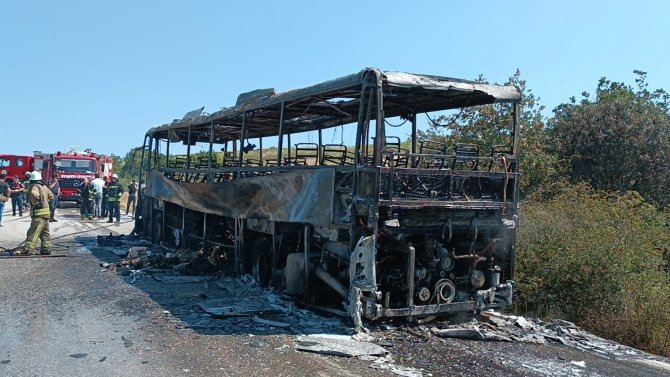 Otobüs Alevler İçinde Kaldı, Yolcular Canını Son Anda Kurtardı