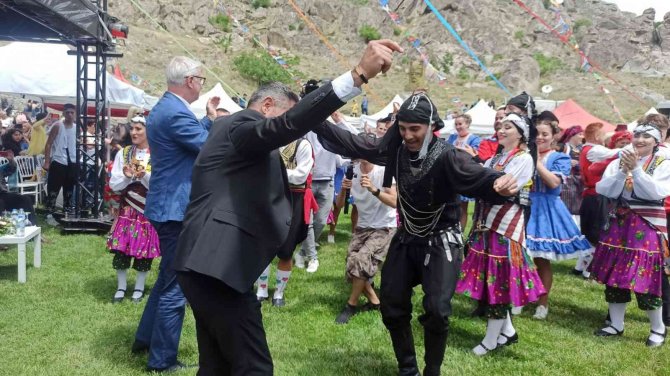 Büyükelçi Peteris Vaivars’ın Başarılı ’Erik Dalı’ Oyunu Performansı