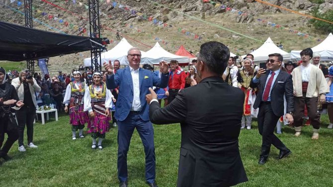 Büyükelçi Peteris Vaivars’ın Başarılı ’Erik Dalı’ Oyunu Performansı