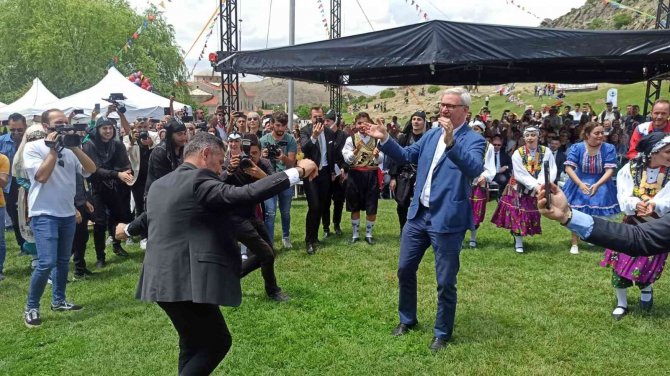 Büyükelçi Peteris Vaivars’ın Başarılı ’Erik Dalı’ Oyunu Performansı