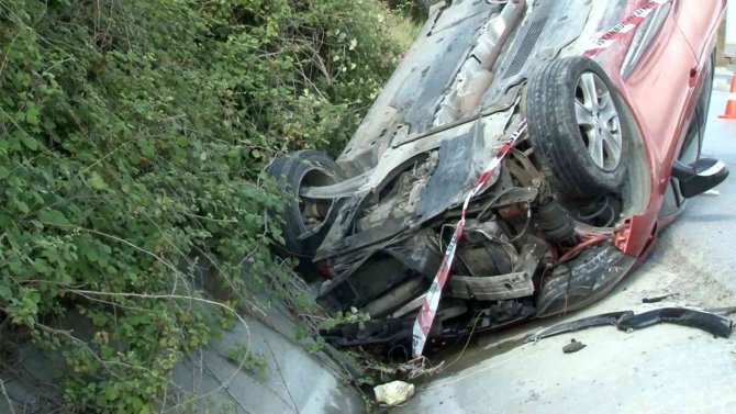 Sultangazi’de Virajı Dönemeyen Otomobil Takla Attı: 1 Yaralı
