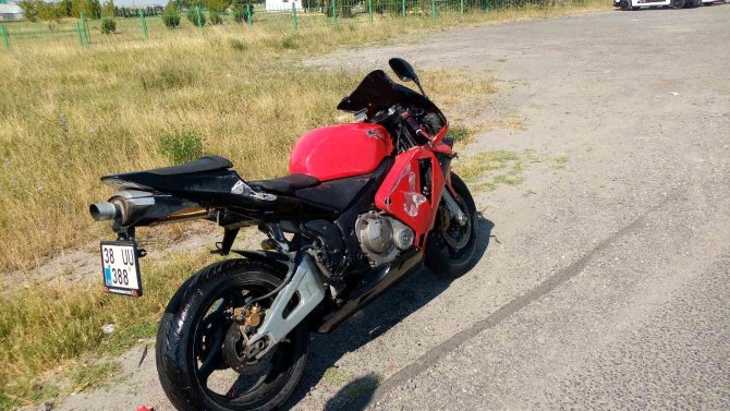 Tayini Çıkan Uzman Çavuş Devrilen Motosikletle 50 Metre Sürüklendi