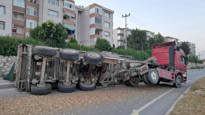 Tır Devrildi, Yol Kapandı