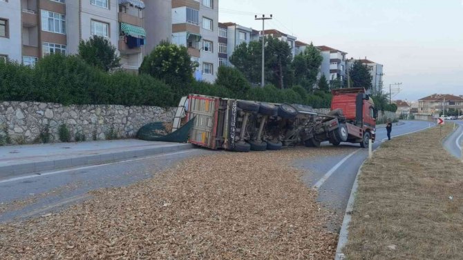 Tır Devrildi, Yol Kapandı