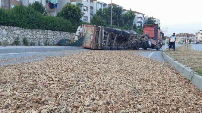 Tır Devrildi, Yol Kapandı