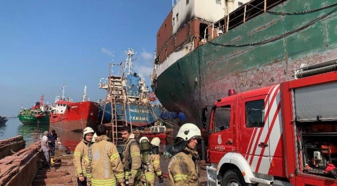Tuzla’da Gemide Yangın Paniği