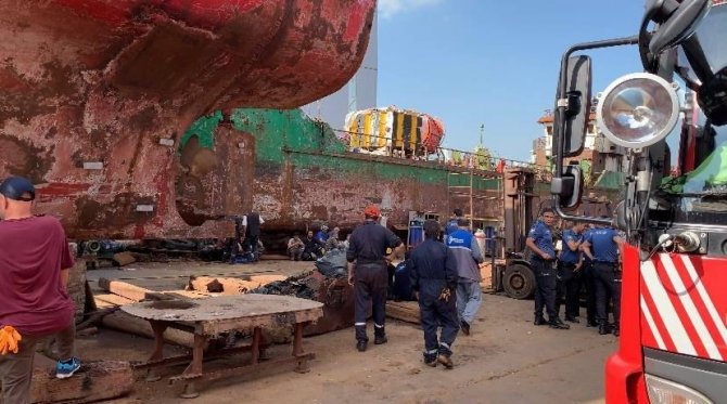 Tuzla’da Gemide Yangın Paniği