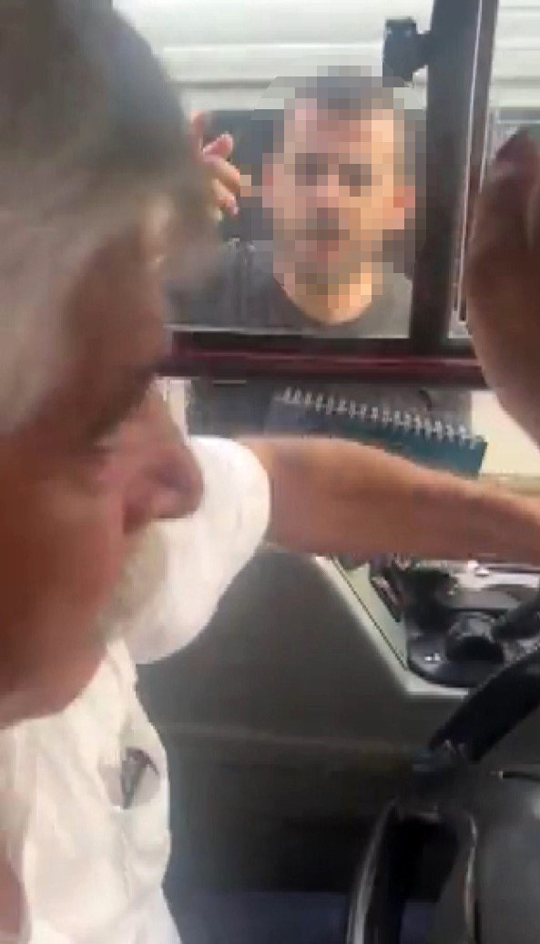Ümraniye’de Yol Verme Tartışması: İ̇ett Aracını Yumrukladı