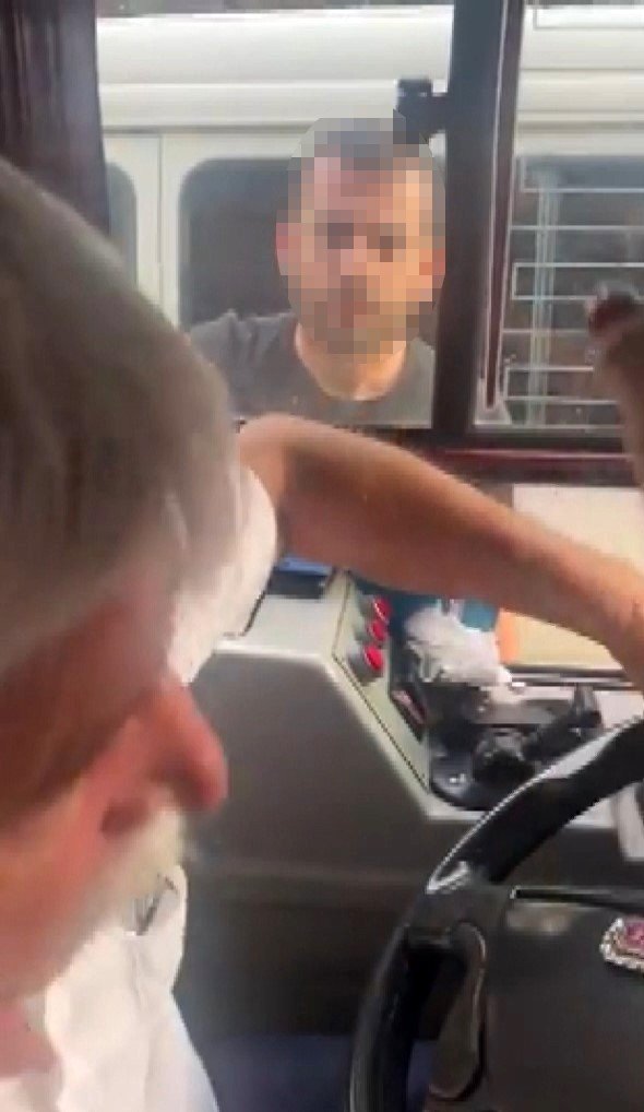 Ümraniye’de Yol Verme Tartışması: İ̇ett Aracını Yumrukladı