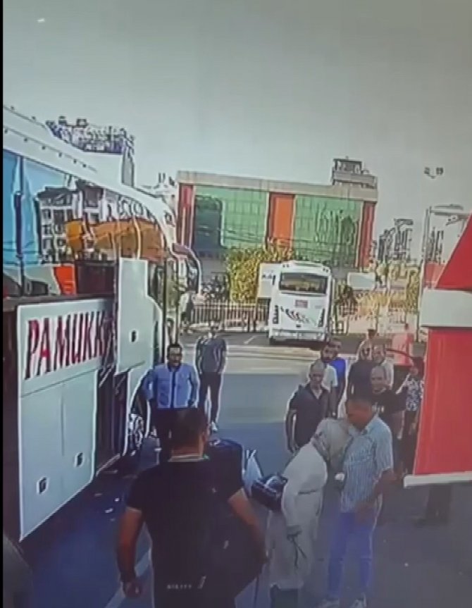 Ümraniye’de Taksi Durağını Birbirine Kattı: Çay Döktü, Kafa Attı