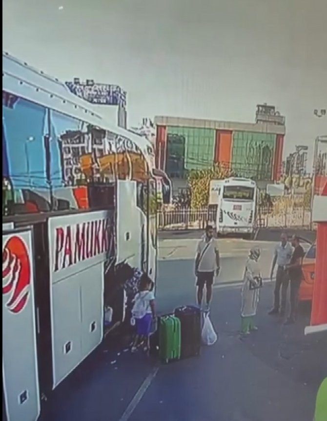 Ümraniye’de Taksi Durağını Birbirine Kattı: Çay Döktü, Kafa Attı