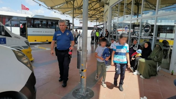 Üvey Babasından Kaçan 2 Çocuk Şehirler Arası Otobüste Yakalandı