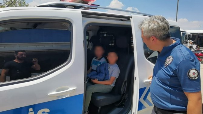 Üvey Babasından Kaçan 2 Çocuk Şehirler Arası Otobüste Yakalandı