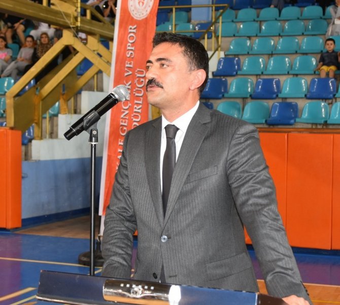 Vali Tekbıyıkoğlu’ndan Velilere Çağrı: "Çocuklarımız Ekranlarıyla Değil, Akranlarıyla Zaman Geçirsin"