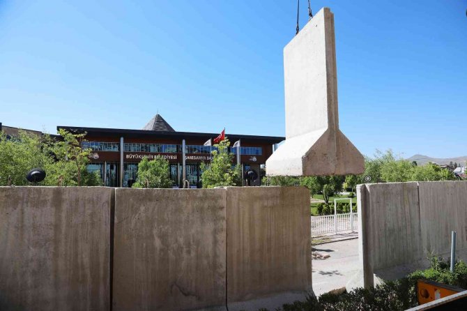 Van Büyükşehir Belediyesinin Etrafındaki Güvenlik Bariyerleri Kaldırılıyor