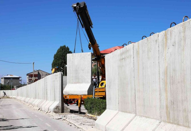 Van Büyükşehir Belediyesinin Etrafındaki Güvenlik Bariyerleri Kaldırılıyor