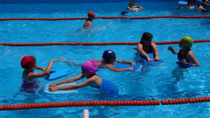 Van Gölü Kıyısında Kurulan Havuzda Yüzme Eğitimi