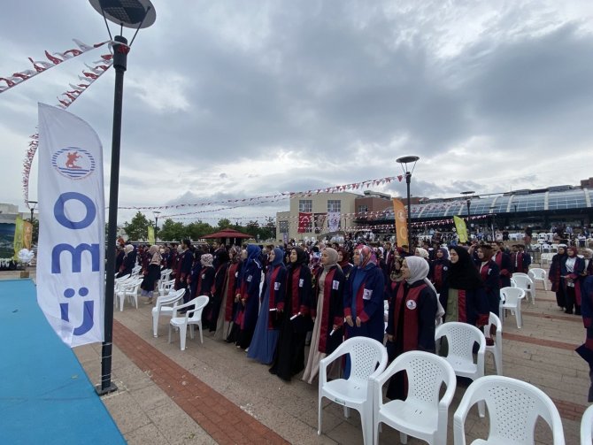 Omü İ̇lahiyat Fakültesi’nde Mezuniyet Heyecanı