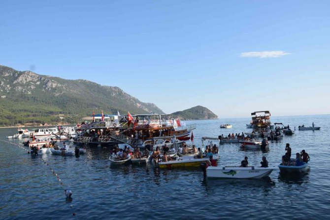 Yağlı Direkten Bayrak Alma Yarışmasında 4 Bin Lira 25 Kişi Ter Döktü