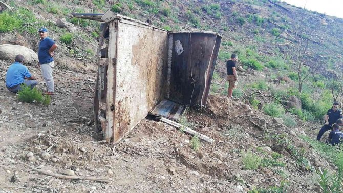 Yolda İnek Ölüsü İhbarı Üzerine Gelen Ekipler Erkek Cesediyle Karşılaştı