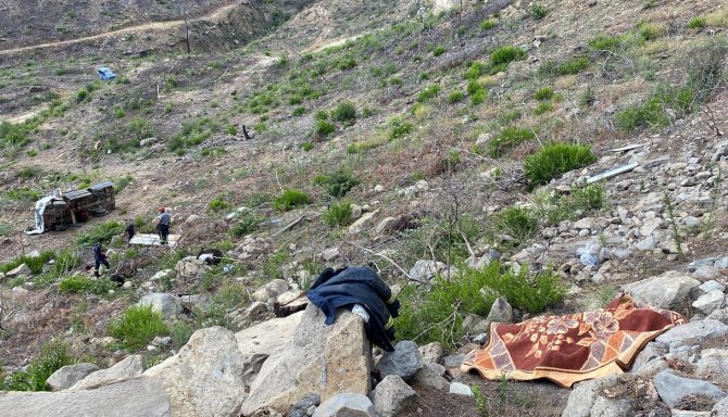 Yolda İnek Ölüsü İhbarı Üzerine Gelen Ekipler Erkek Cesediyle Karşılaştı