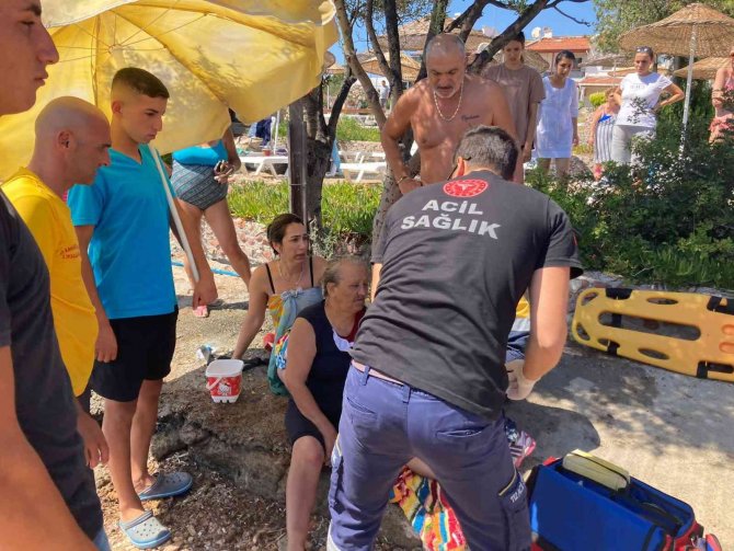 Ayvalık’ta Cankurtaranın Dikkati Yaşlı Kadını Boğulmaktan Kurtardı