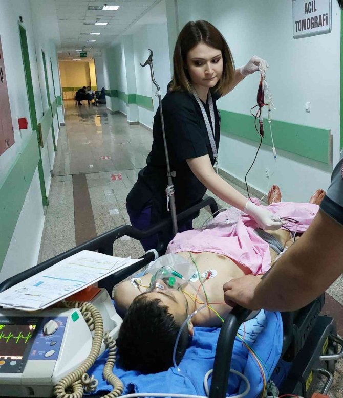 Bıçaklı Saldırıya Uğrayan Genç Ağır Yaralandı