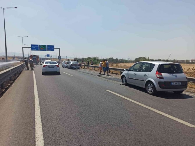 İ̇zmir’de Orta Refüjde Yangın Çıktı, 4 Araç Birbirine Girdi