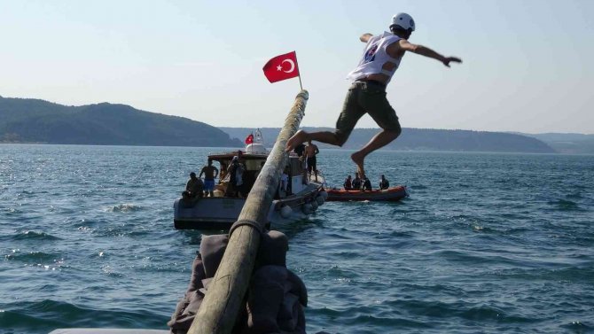 Red Bull Yağlı Direk Yarışması Çanakkale’de Gerçekleşti