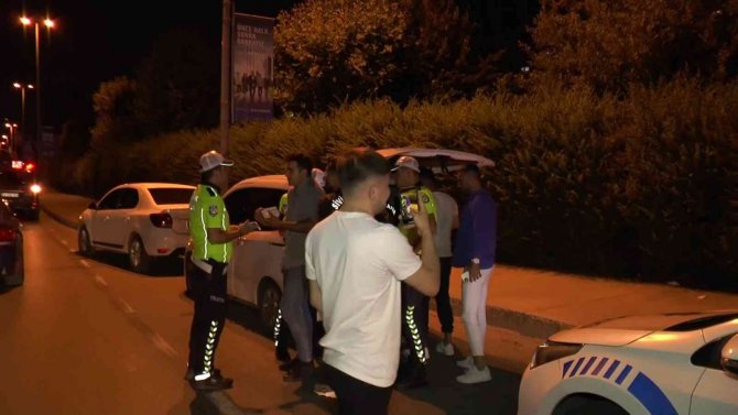 Kartal’da Polis Denetimine Takılan Kişi Ehliyetini Alıp Kaçmak İstedi, Polis Yakaladı