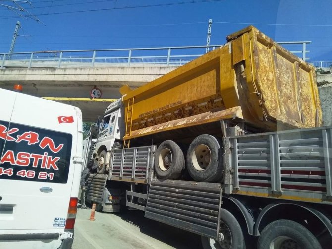 Dorsesinde Kamyon Yüklü Tır Alt Geçitte Mahsur Kaldı