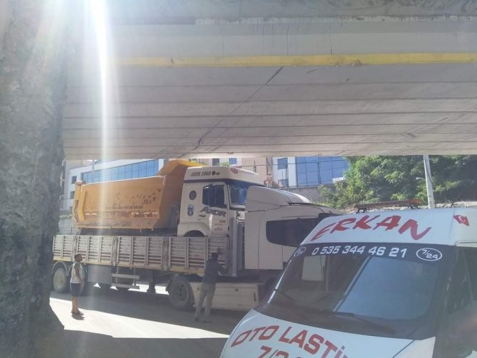 Dorsesinde Kamyon Yüklü Tır Alt Geçitte Mahsur Kaldı