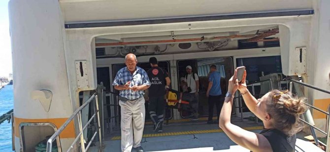 Şehir Hatları Vapuru Karaköy İskelesine Çarptı: 3 Yaralı