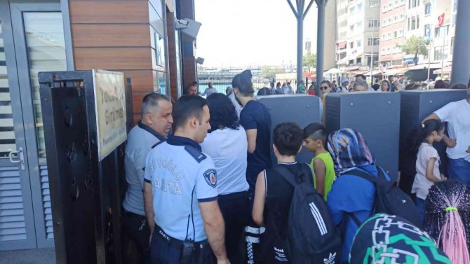 Şehir Hatları Vapuru Karaköy İskelesine Çarptı: 3 Yaralı