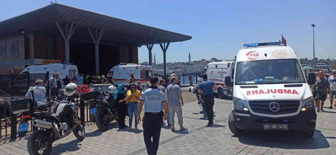 Şehir Hatları Vapuru Karaköy İskelesine Çarptı: 3 Yaralı