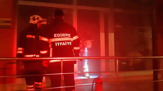 İ̇malathanede Çıkan Yangın Paniğe Sebep Oldu