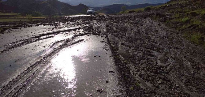 Dolu Ve Sağanak Sele Neden Oldu