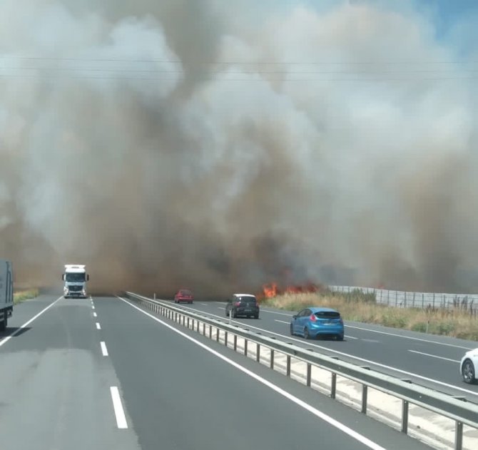 İ̇stanbul - Tekirdağ Yolunda Yangın: Dumanla Kaplanan Yol Sürücüler Zor Anlar Yaşattı