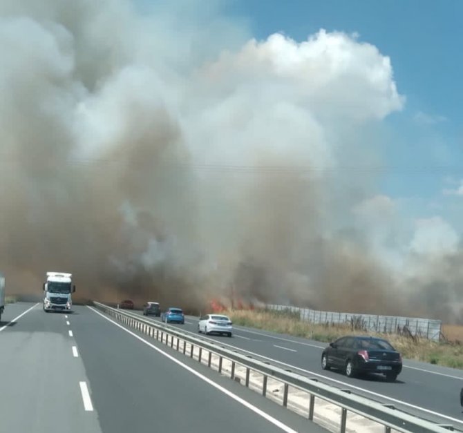 İ̇stanbul - Tekirdağ Yolunda Yangın: Dumanla Kaplanan Yol Sürücüler Zor Anlar Yaşattı