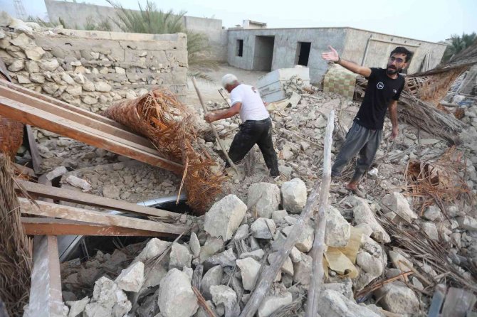 İ̇ran’da 3 Büyük Deprem: 5 Ölü, 44 Yaralı