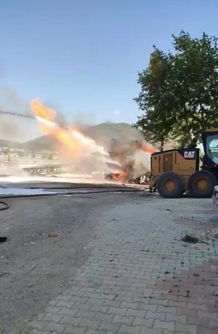 Isparta’da İş Makinesi Doğalgaz Borusunu Patlattı: 3 Yaralı