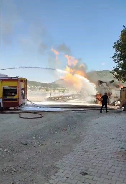 Isparta’da İş Makinesi Doğalgaz Borusunu Patlattı: 3 Yaralı