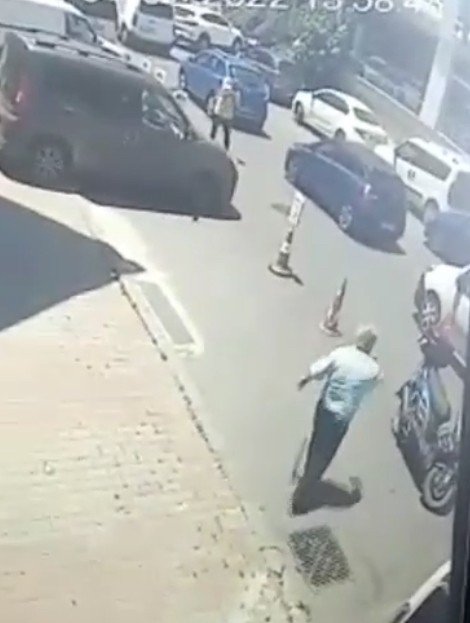 Güngören’de Türk Bayrağını Motosikletin Üstünden Alan Kişiyi Sopayla Kovaladı
