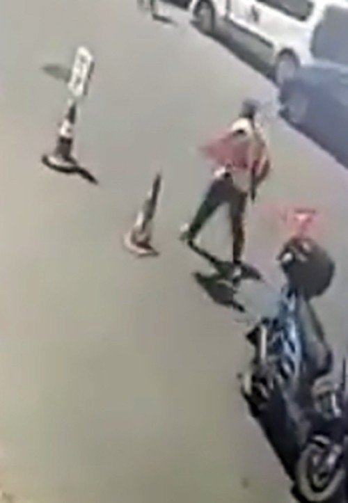 Güngören’de Türk Bayrağını Motosikletin Üstünden Alan Kişiyi Sopayla Kovaladı