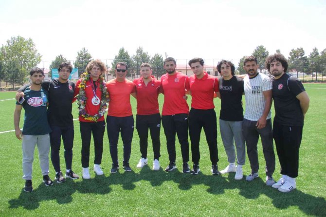 Avrupa 3.’sü Sarıçiçek Memleketinde Törenle Karşılandı