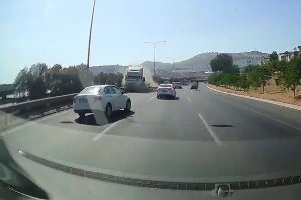 Tırın Altında Kalmaktan Son Anda Kurtuldular