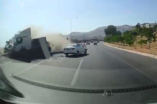 Tırın Altında Kalmaktan Son Anda Kurtuldular